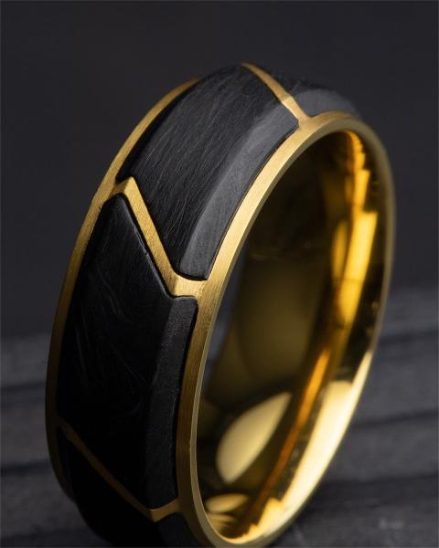 8 mm Gold-Titanring mit Forged Carbon-Finish - Carus Gold